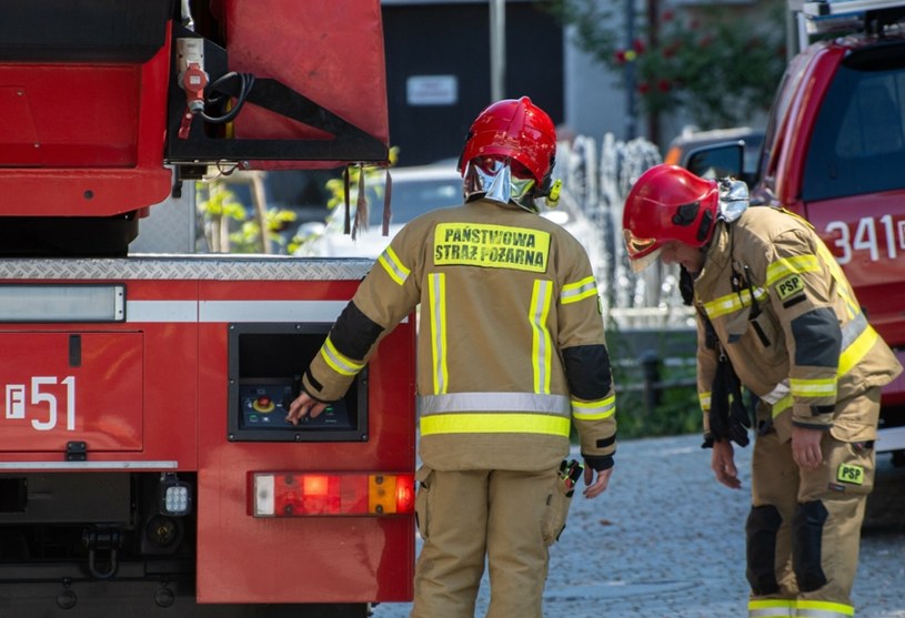 Ewakuacja strażaków ze szpitala po wyczerpujących ćwiczeniach w upalny dzień