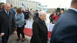 "Wizyta prezesa Kaczyńskiego pod pomnikiem w nocy. Kim jest sprawca?" - Nagranie dostępne