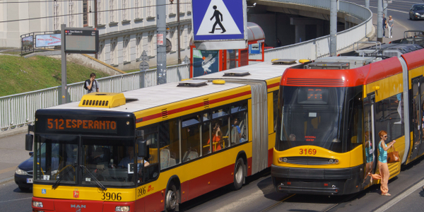 Jak zmienia się komunikacja miejska w trakcie wakacji: Zmniejszona liczba autobusów i tramwajów dostępnych w rozkładach jazdy