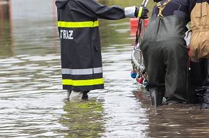 Niespodziewany wypadek podczas burzy w Otmuchowie. Potężna ulewa wciągnęła mężczyznę do kanału