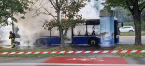 Pożar autobusu w Krakowie - szybka i bezpieczna ewakuacja podróżnych.