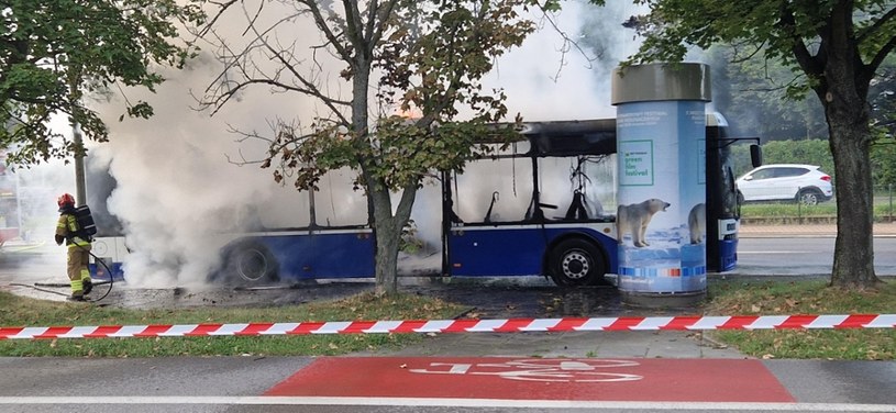 Pożar autobusu w Krakowie - szybka i bezpieczna ewakuacja podróżnych.