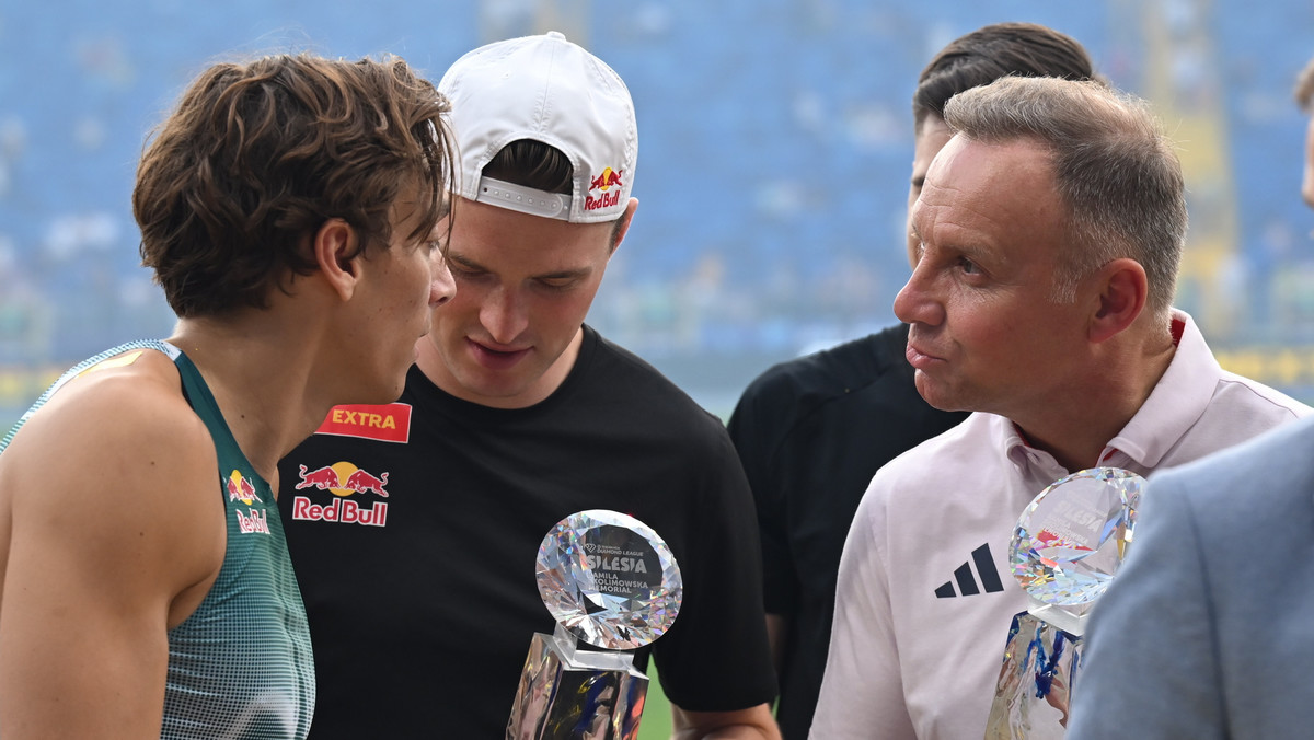 Andrzej Duda zaskoczył kibiców swoim niespodziewanym przybyciem na stadion. Jak zareagowali fani?