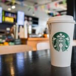 Zmiany w Starbucks: czy kawiarnia stanie się sklepem? Nowy CEO wprowadza lifting.