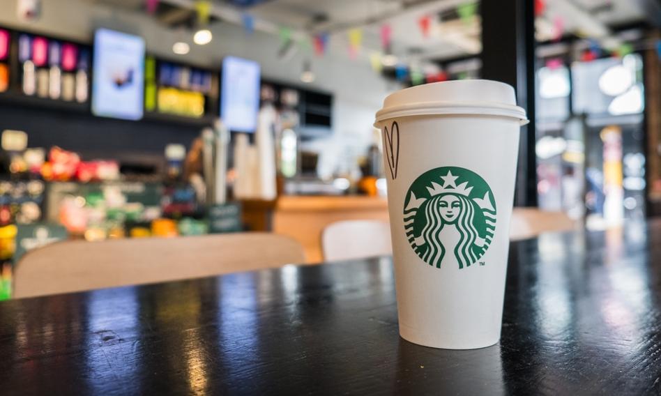 Zmiany w Starbucks: czy kawiarnia stanie się sklepem? Nowy CEO wprowadza lifting.