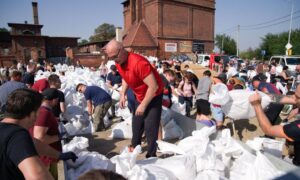 Oława wystawiona na powodziową próbę - służby w gotowości do zabezpieczenia wałów