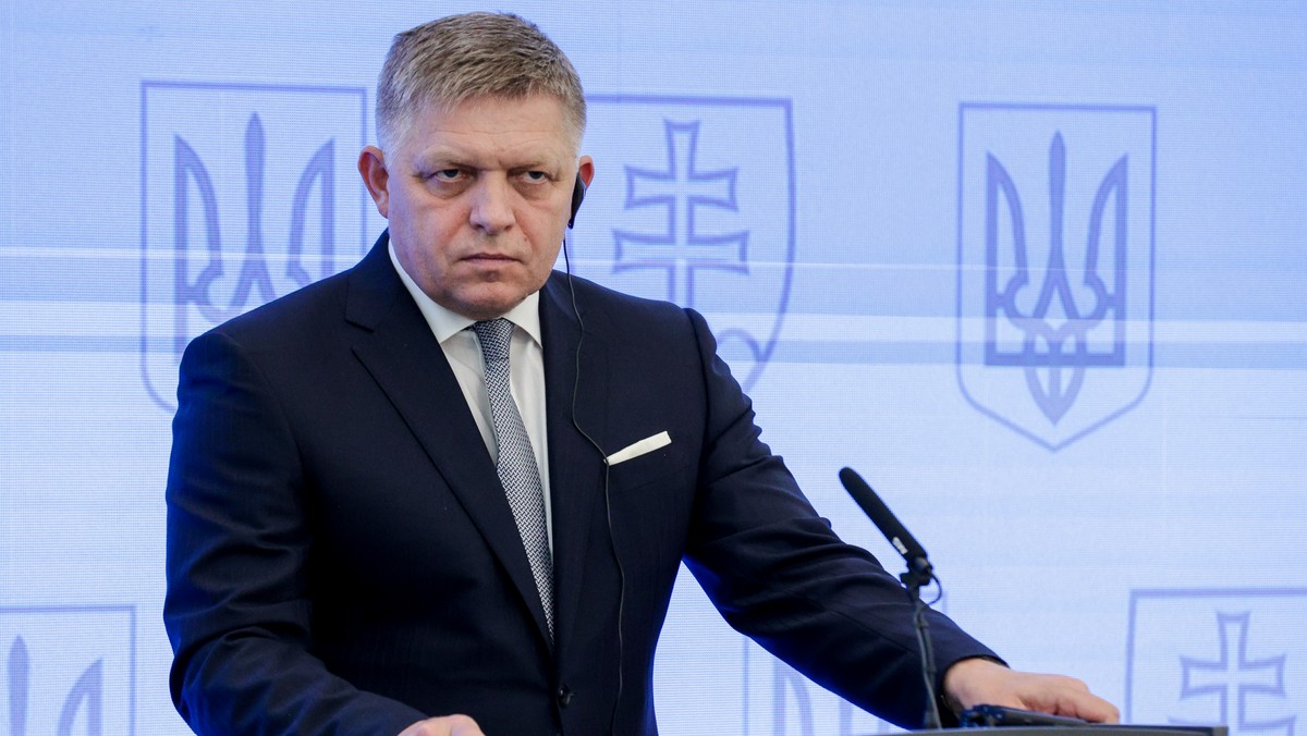 Robert Fico otrzymał niebezpieczną przesyłkę - kopertę z kulą.