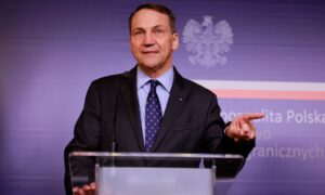 Sikorski: MSZ przechowuje paszport dyplomatyczny oskarżonego o defraudację "męczennika"