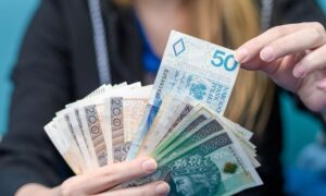 W 2024 roku rekordowo wysokie wypłaty z ubezpieczeń OC i AC. Ubezpieczyciele przekazali miliardy odszkodowań.