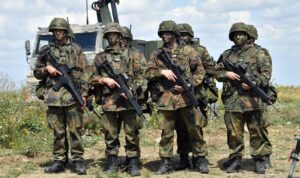 Bundeswehra wymaga zwiększenia liczby żołnierzy oraz modernizacji wyposażenia, brak problemów z hełmami.