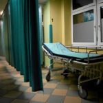 Oto kilka propozycji unikalnych tytułów, zachowujących sens oryginału:

1. **Tragiczny zgon na SOR-ze. Pielęgniarka odpowie przed sądem — prokuratura wnosi akt oskarżenia**
2. **Zmarła pacjentka na ostrym dyżurze. Pielęgniarka oskarżona — sprawa trafi do sądu**
3. **Śmierć kobiety na izbie przyjęć. Pielęgniarka z zarzutami stanie przed sądem**
4. **Pacjentka nie przeżyła pobytu na SOR-ze. Pielęgniarka stanie przed sądem po akcie oskarżenia**
5. **Tragedia na SOR-ze: pielęgniarka oskarżona po śmierci pacjentki**

Daj znać, jeśli któryś z nich szczególnie odpowiada lub chcesz kolejne propozycje!
