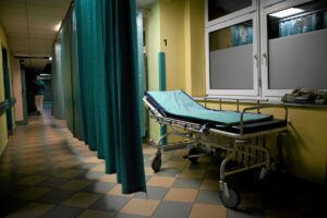Oto kilka propozycji unikalnych tytułów, zachowujących sens oryginału: 1. **Tragiczny zgon na SOR-ze. Pielęgniarka odpowie przed sądem — prokuratura wnosi akt oskarżenia** 2. **Zmarła pacjentka na ostrym dyżurze. Pielęgniarka oskarżona — sprawa trafi do sądu** 3. **Śmierć kobiety na izbie przyjęć. Pielęgniarka z zarzutami stanie przed sądem** 4. **Pacjentka nie przeżyła pobytu na SOR-ze. Pielęgniarka stanie przed sądem po akcie oskarżenia** 5. **Tragedia na SOR-ze: pielęgniarka oskarżona po śmierci pacjentki** Daj znać, jeśli któryś z nich szczególnie odpowiada lub chcesz kolejne propozycje!