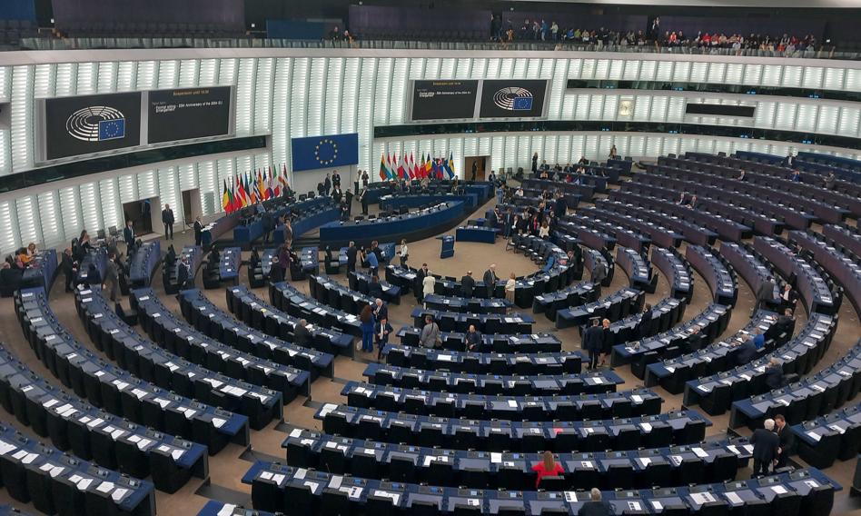 Unia Europejska zmaga się z aferą – urzędnik oskarżony o przyjmowanie kosztownych prezentów i nieodpowiednie kontakty