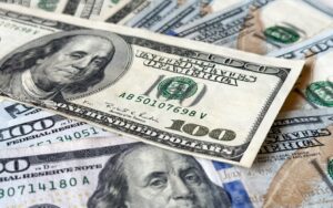 Oto propozycje przeredagowanego tytułu z zachowaniem sensu oraz unikalności: 1. Dolar nie stoi przed tak prostą drogą, jak się sądziło 2. Przyszłość dolara może okazać się trudniejsza, niż wielu oczekiwało 3. Przewaga dolara nie jest tak pewna, jak się wydawało 4. Dolar napotka większe wyzwania, niż można było przewidzieć 5. Dolar nie będzie miał takiej przewagi, jak początkowo przypuszczano