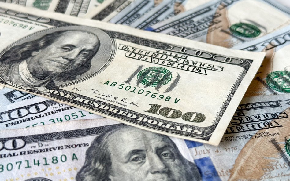 Oto propozycje przeredagowanego tytułu z zachowaniem sensu oraz unikalności: 1. Dolar nie stoi przed tak prostą drogą, jak się sądziło 2. Przyszłość dolara może okazać się trudniejsza, niż wielu oczekiwało 3. Przewaga dolara nie jest tak pewna, jak się wydawało 4. Dolar napotka większe wyzwania, niż można było przewidzieć 5. Dolar nie będzie miał takiej przewagi, jak początkowo przypuszczano