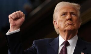 Oto kilka propozycji unikalnych tytułów, zachowujących sens oryginału: 1. Czy Trump rozszerzy restrykcje? Następnych 36 krajów zagrożonych zakazem wjazdu do USA 2. Trump zwiększy ograniczenia? Nowe państwa na liście zakazu podróży do Stanów Zjednoczonych 3. Kolejna fala zakazów podróży do USA? Trump rozważa objęcie restrykcjami 36 nowych krajów 4. Nowe kraje na celowniku Trumpa – 36 państw może stracić prawo wjazdu do USA 5. Trump wprowadzi zakaz podróży dla kolejnych 36 państw? Decyzja może zapaść wkrótce