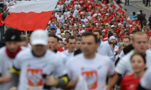 Młode pokolenie Polaków traci zaufanie do demokracji – najniższy poziom spośród analizowanych państw