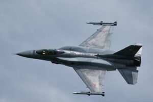 Oryginał: Pilot Maciej Krakowian miał ksywkę "Slab". Wiadomo, co znaczy ten przydomek Propozycje nowych, unikalnych tytułów: 1. Przydomek "Slab" pilota Macieja Krakowiana – poznaliśmy jego znaczenie 2. Maciej Krakowian nosił pseudonim "Slab". Oto wyjaśnienie tej ksywki 3. Co oznaczała ksywka "Slab", którą posługiwał się pilot Maciej Krakowian? 4. Tajemnica pseudonimu "Slab", którym określano pilota Macieja Krakowiana 5. Znamy wyjaśnienie przydomka "Slab", jakim określano Macieja Krakowiana Każdy z tych tytułów oddaje sens oryginału, ale sformułowany jest w inny sposób.