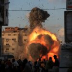 Izraelskie bombardowania zamieniają Gazę w ruinę. Setki zabitych w atakach na bloki mieszkalne. „Ludzie ogarnia panika”