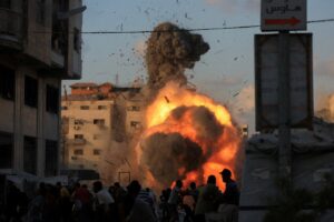 Izraelskie bombardowania zamieniają Gazę w ruinę. Setki zabitych w atakach na bloki mieszkalne. "Ludzie ogarnia panika"