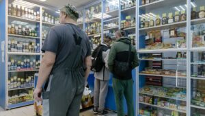 Oto przeredagowana propozycja tytułu, zachowująca sens i unikalność: „To co, po pięć dla każdego?” Rosyjskie próby walki z alkoholizmem doprowadziły do wysypu pijackiej gorączki. „Kolejek nie widziano tu od czasów ZSRR” [REPORTAŻ]