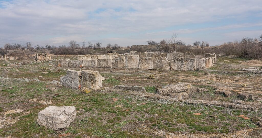 Oto kilka propozycji unikalnych, przeredagowanych tytułów o zachowanym sensie: 1. Imponujące olbrzymy sprzed tysiącleci — archeolodzy natrafili na ponad 60 niezwykłych kolosów 2. Archeolodzy odkrywają ponad 60 starożytnych kolosów zadziwiających światem 3. Odkryto ponad 60 monumentalnych posągów liczących tysiące lat — podziw budzi ich ogrom 4. Zadziwiające kolosy sprzed tysiącleci — archeolodzy doliczyli się już ponad sześćdziesięciu 5. Tysiącletnie kolosy znów zachwycają — archeolodzy natrafili na ponad 60 niezwykłych odkryć