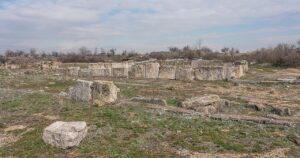 Oto kilka propozycji unikalnych, przeredagowanych tytułów o zachowanym sensie: 1. Imponujące olbrzymy sprzed tysiącleci — archeolodzy natrafili na ponad 60 niezwykłych kolosów 2. Archeolodzy odkrywają ponad 60 starożytnych kolosów zadziwiających światem 3. Odkryto ponad 60 monumentalnych posągów liczących tysiące lat — podziw budzi ich ogrom 4. Zadziwiające kolosy sprzed tysiącleci — archeolodzy doliczyli się już ponad sześćdziesięciu 5. Tysiącletnie kolosy znów zachwycają — archeolodzy natrafili na ponad 60 niezwykłych odkryć