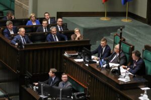 Oto trzy propozycje unikalnych tytułów oddających sens oryginału: 1. **Burza po decyzji ws. CPK. Zarzuty utraty kontroli przez Tuska i fala krytyki** 2. **Emocje po głosowaniu dotyczącym CPK. Oskarżenia wobec Tuska i głosy oburzenia** 3. **Gorąco po głosowaniu nad przyszłością CPK. "Tusk traci panowanie", "totalna kompromitacja"**