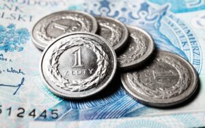 Oto kilka propozycji unikalnych tytułów o zachowanym sensie: 1. Przed nami dni pełne rynkowych szans – złoty pod lupą 2. W nadchodzących dniach nie zabraknie okazji na rynku. Obserwuj kurs złotego 3. Najbliższe dni obfitować będą w okazje inwestycyjne. Sprawdź, co dzieje się ze złotym 4. Szykują się nowe rynkowe możliwości – zachowaj czujność wobec złotego 5. Rynkowe szanse przed nami; szczególna uwaga na zachowanie złotego