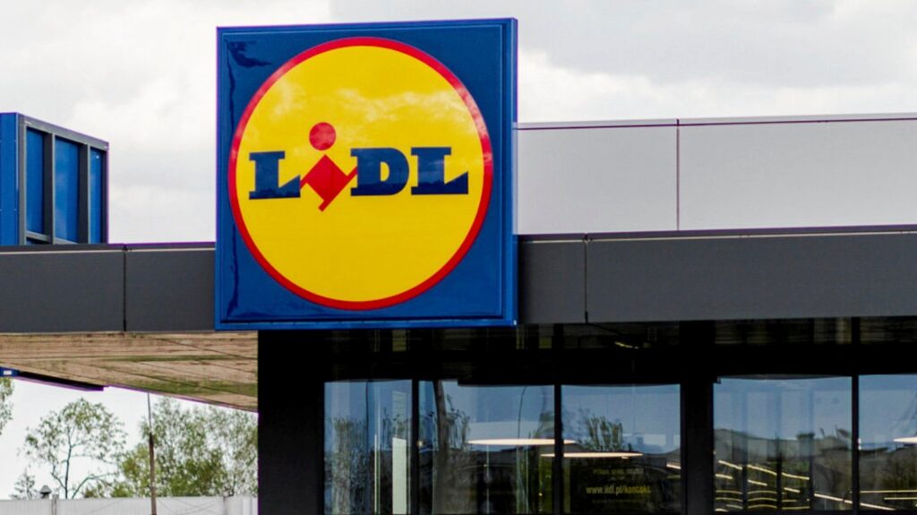 Oto trzy propozycje przeredagowanego tytułu: 1. Lidl obniża ceny hitowych sprzętów kuchennych. Dzięki nim gotowanie stanie się prostsze 2. Wielkie obniżki w Lidlu na bestsellery do kuchni. Te urządzenia usprawnią twoje gotowanie 3. Promocje w Lidlu na popularne akcesoria kuchenne — z nimi przygotujesz posiłki szybciej