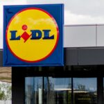 Oto trzy propozycje przeredagowanego tytułu:

1. Lidl obniża ceny hitowych sprzętów kuchennych. Dzięki nim gotowanie stanie się prostsze
2. Wielkie obniżki w Lidlu na bestsellery do kuchni. Te urządzenia usprawnią twoje gotowanie
3. Promocje w Lidlu na popularne akcesoria kuchenne — z nimi przygotujesz posiłki szybciej