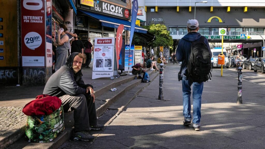 Oryginalny tytuł: "Zasiłki rozleniwiają". W tym badaniu mówią to nawet osoby o niskich dochodach Przeredagowane propozycje: 1. Nawet osoby z niższymi zarobkami dostrzegają, że zasiłki mogą rozleniwiać – wyniki najnowszego badania 2. Zasiłki a motywacja do pracy: osoby o niskich dochodach zauważają efekt rozleniwienia 3. Zasiłki powodują brak chęci do pracy? Tak twierdzą także ludzie o mniejszych zarobkach 4. Efekt rozleniwienia przez zasiłki potwierdzony nawet wśród mniej zamożnych – raport z badania 5. Jak zasiłki wpływają na motywację do pracy? Nawet beneficjenci przyznają, że rozleniwiają