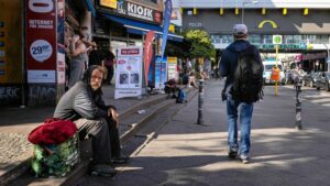 Oryginalny tytuł: "Zasiłki rozleniwiają". W tym badaniu mówią to nawet osoby o niskich dochodach Przeredagowane propozycje: 1. Nawet osoby z niższymi zarobkami dostrzegają, że zasiłki mogą rozleniwiać – wyniki najnowszego badania 2. Zasiłki a motywacja do pracy: osoby o niskich dochodach zauważają efekt rozleniwienia 3. Zasiłki powodują brak chęci do pracy? Tak twierdzą także ludzie o mniejszych zarobkach 4. Efekt rozleniwienia przez zasiłki potwierdzony nawet wśród mniej zamożnych – raport z badania 5. Jak zasiłki wpływają na motywację do pracy? Nawet beneficjenci przyznają, że rozleniwiają