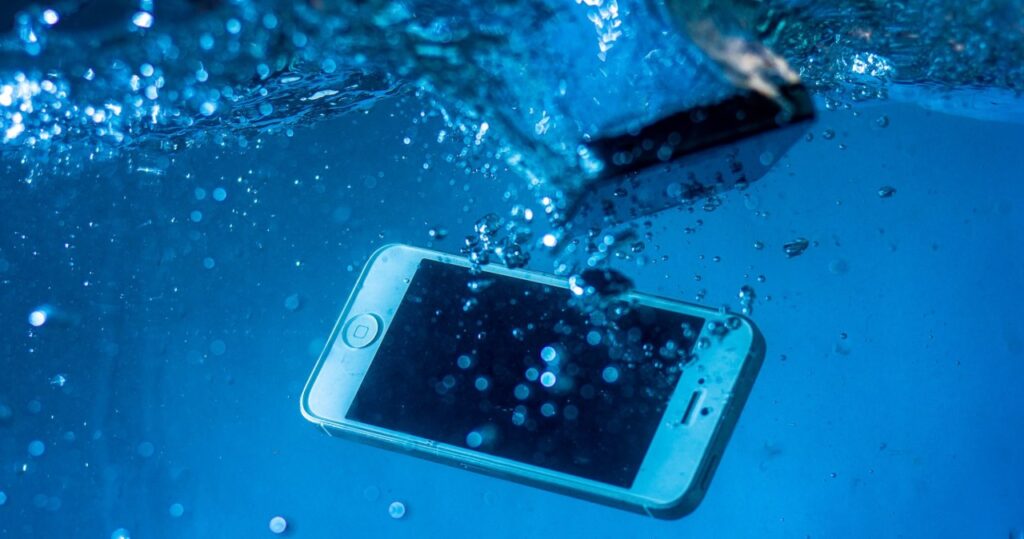 Telefon zalany wodą - działania ratunkowe i opłacalność naprawy.
