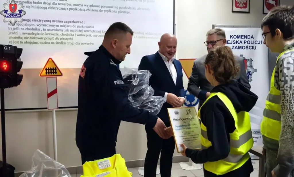 Oto kilka propozycji tytułu, które zachowują sens oryginału, ale są unikalne: 1. **Nagrody za Bezpieczną Jazdę w Kasku – Uczniowie z Zamościa Uhonorowani [GALERIA]** 2. **Kaski Dają Bezpieczeństwo. Uczniowie Zamojskich Placówek Nagradzani [ZDJĘCIA]** 3. **Bezpieczni w Kaskach: Uczniowie ze szkół w Zamościu z nagrodami [FOTO]** 4. **Promują bezpieczeństwo na drodze: zamojscy uczniowie otrzymali nagrody za noszenie kasków [ZDJĘCIA]** 5. **Za kask – nagroda! Zamojscy uczniowie docenieni za dbanie o bezpieczeństwo [GALERIA]** Daj znać, czy chcesz bardziej formalny czy kreatywny styl!