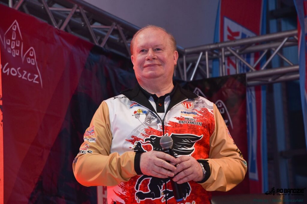 Żużel. Kanclerz odpowiada na krytykę: tor niezgodny z przepisami, kontrowersje wokół klapek Bajerskiego i problem z atmosferą