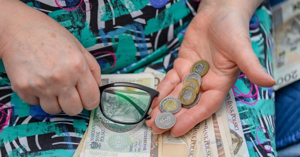 Oto kilka propozycji unikalnych tytułów o tym samym sensie: 1. Nowe przepisy kończą z emeryturami groszowymi – kto zyska na zmianach w ZUS? 2. Koniec emerytur groszowych: jakie nowe zasady wypłat świadczeń wprowadza rząd? 3. Rząd reformuje wypłaty z ZUS – kto zyska na likwidacji najniższych emerytur? 4. Emerytury tylko powyżej groszowych kwot – jak rządowe zmiany wpłyną na świadczenia z ZUS? 5. Jak rząd zamierza wyeliminować emerytury groszowe i kto na tym skorzysta?