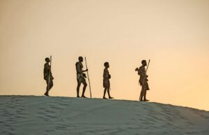 Oto kilka propozycji unikalnego, ale sensownie przeredagowanego tytułu: 1. **Człowiek na rozdrożu ewolucji: Czy przetrwamy kolejne 100 tysięcy lat? | Misjonarka niuansów** 2. **Zadziwiająca droga rozwoju ludzkości. Czy mamy szansę przetrwać następne 100 tys. lat? | Misjonarka niuansów** 3. **Ewolucja człowieka pod lupą: Przyszłość naszego gatunku za 100 tysięcy lat | Misjonarka niuansów** 4. **Jak zmienia się ludzkość? Niepewna przyszłość ewolucji Homo sapiens | Misjonarka niuansów** 5. **Nieznane kierunki rozwoju człowieka: Przetrwanie czy zagłada w perspektywie 100 tys. lat? | Misjonarka niuansów** Jeśli zależy Ci na określonej długości lub stylu, daj znać!