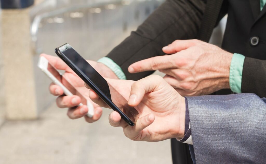 Użytkowanie służbowego telefonu do celów prywatnych – jak rozliczyć VAT?