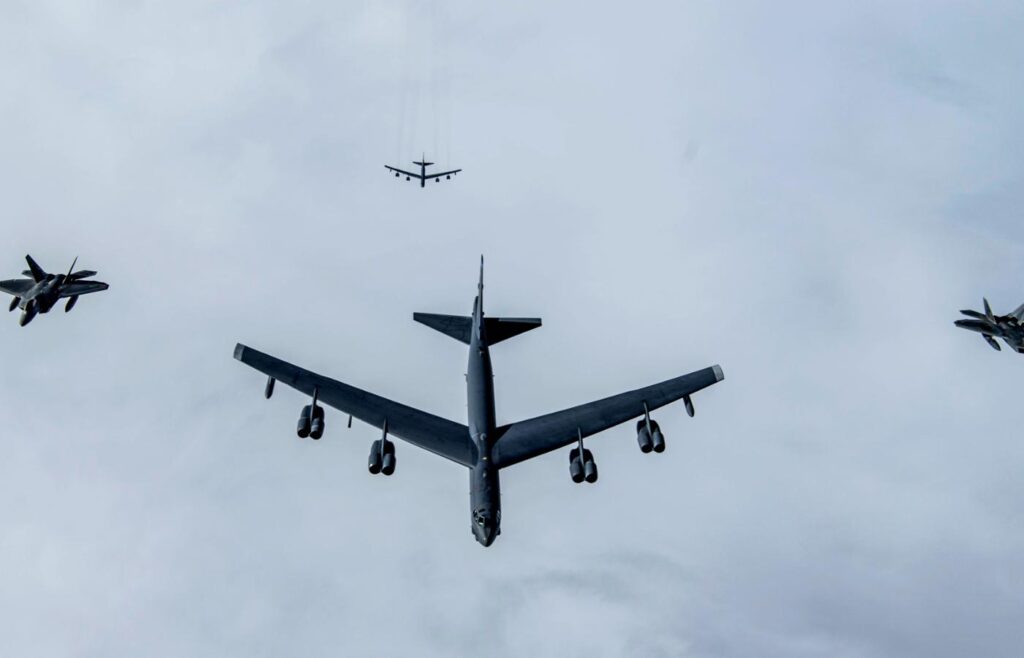 Oto kilka propozycji unikalnych tytułów, zachowujących sens oryginału: 1. Koniec ery New START: Co oznacza brak kontroli nad zbrojeniami nuklearnymi? 12 kluczowych pytań i odpowiedzi 2. New START wygasa: Co dalej z kontrolą broni jądrowej? 12 faktów, które musisz znać 3. Bez New START: Najważniejsze pytania o przyszłość nadzoru nad bronią nuklearną 4. Gdy tracimy kontrolę nad bombami atomowymi – 12 rzeczy, które musisz wiedzieć o wygaśnięciu New START 5. New START przechodzi do historii: Dlaczego to przełomowy moment? 12 pytań i odpowiedzi