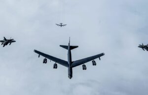 Oto kilka propozycji unikalnych tytułów, zachowujących sens oryginału: 1. Koniec ery New START: Co oznacza brak kontroli nad zbrojeniami nuklearnymi? 12 kluczowych pytań i odpowiedzi 2. New START wygasa: Co dalej z kontrolą broni jądrowej? 12 faktów, które musisz znać 3. Bez New START: Najważniejsze pytania o przyszłość nadzoru nad bronią nuklearną 4. Gdy tracimy kontrolę nad bombami atomowymi – 12 rzeczy, które musisz wiedzieć o wygaśnięciu New START 5. New START przechodzi do historii: Dlaczego to przełomowy moment? 12 pytań i odpowiedzi