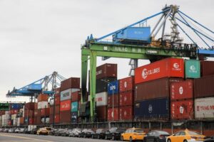 Światowy handel przyspiesza pomimo barier celnych i napięć geopolitycznych