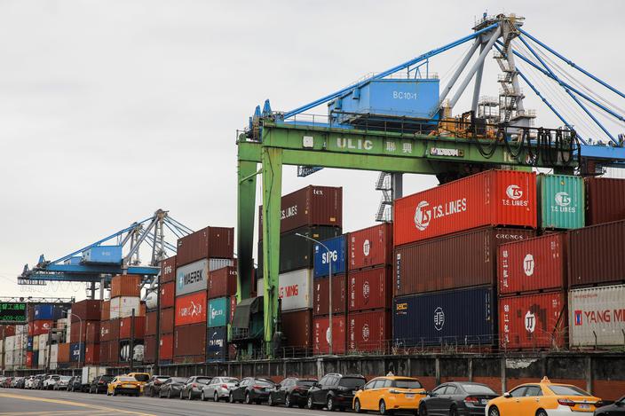 Światowy handel przyspiesza pomimo barier celnych i napięć geopolitycznych