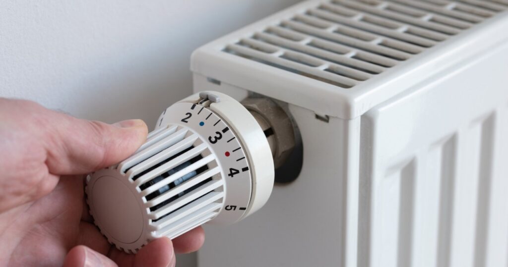 Zakręcone grzejniki oznaczają dodatkowe opłaty – rachunki mogą wzrosnąć nawet o kilkaset złotych