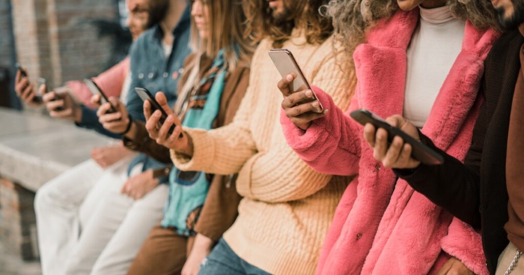 Masz do wydania 1000 zł na nowy smartfon? Sprawdź, które modele warto wybrać