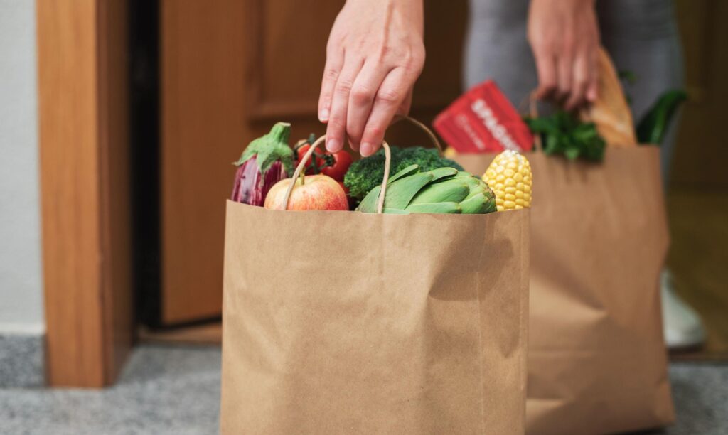 Coraz więcej Polaków kupuje świąteczne produkty zarówno online, jak i stacjonarnie – świąteczne zwyczaje zakupowe się zmieniają