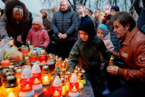 Ukraińcy zapalili świece w oknach, upamiętniając ofiary Wielkiego Głodu
